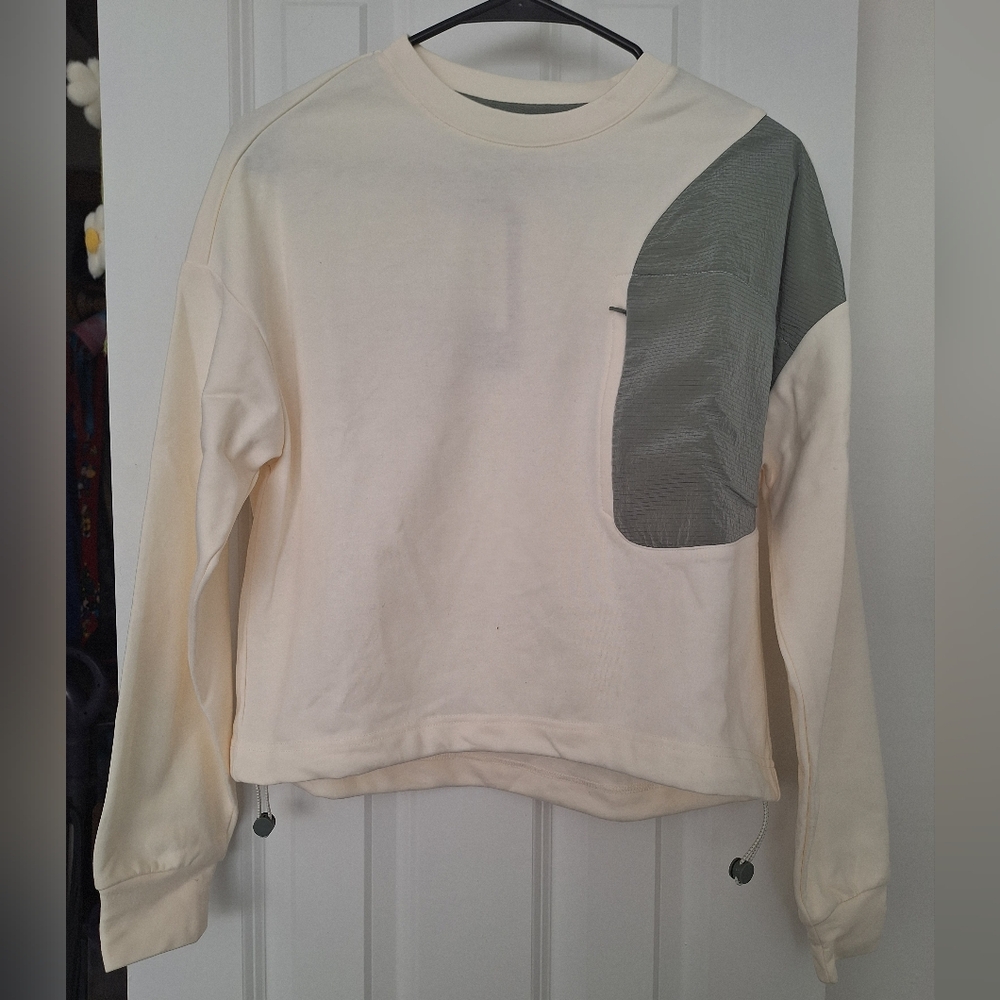 NWT Avalanche Outdoor Supply Company Gardenia Crewneck Cropped Sweatshirt